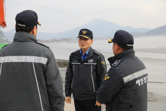 지난 3일 인천 강화파출소를 찾은 이천식 인천해양경찰서장이 직원들과 이야기를 나누고 있다. ( 사진 = 인천해양경찰서 제공 )