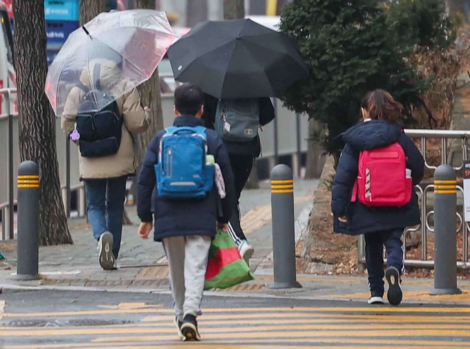 등교하는 초등학생. (사진=연합뉴스 제공)