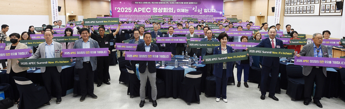유정복 인천시장이 지난해 8월 시청 대회의실에서 열린 '2025 APEC 정상회의 인천유치 합동지지선언식'에서 APEC 유치를 기원하는 퍼포먼스를 하고 있다. ( 사진 = 인천시 제공 )<br>

