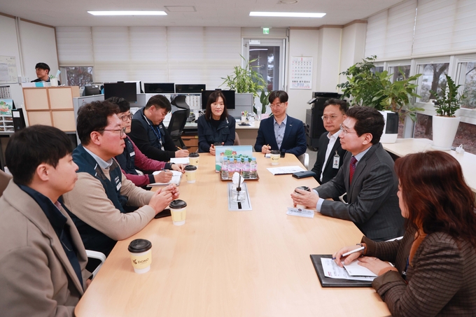 이상일 용인특례시장이 용인특례시공무원노동조합 사무실을 방문해 노조원들과 새해 인사를 나눴다. (사진=용인시 제공)<br>
