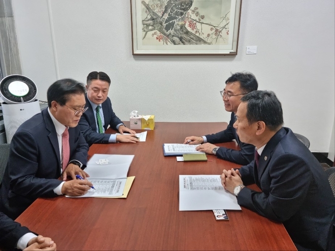지난해 11월 23일 박덕수 행정부시장이 국회를 방문해 국비 반영 등을 건의했다. ( 사진 = 인천시 제공 )
