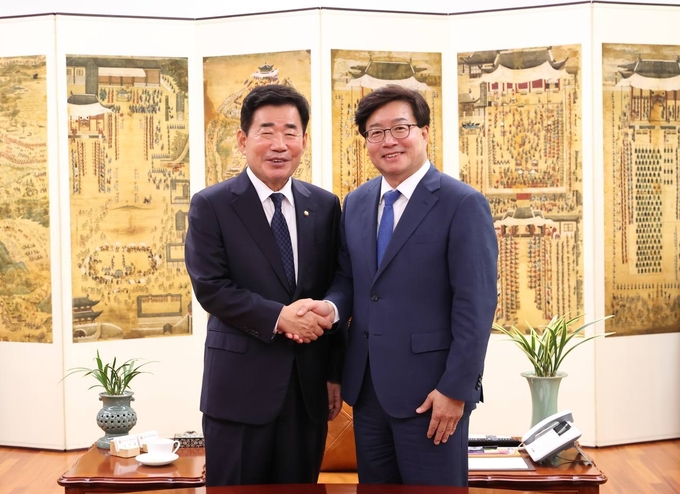 김진표 국회의장(왼쪽)과 염태영 경기도정 자문회의 의장이 악수하고 있다. (사진=염태영 의장 측 제공)