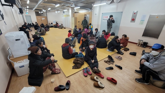 5일 오후 북한의 해안포 사격에 연평도 주민들이 대피소로 긴급 대피했다. ( 사진 = 옹진군 제공 )