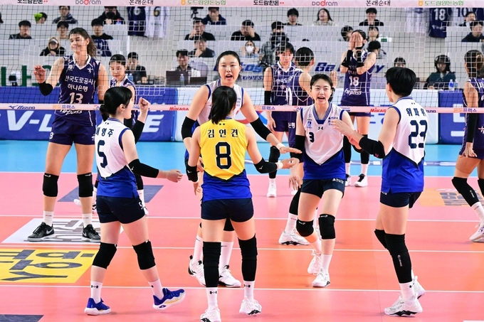 5일 경북 김천체육관에서 열린 도드람 2023~2024 V리그 여자부 수원 현대건설과 한국도로공사와 방문 경기에서 승라한 현대건설 선수들이 기뻐하고 있다. (사진=KOVO 제공)