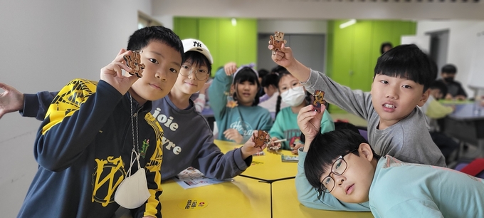 비봉습지 환경교육프로그램에 참여한 학생들. (사진=화성시생태관광협동조합 제공)