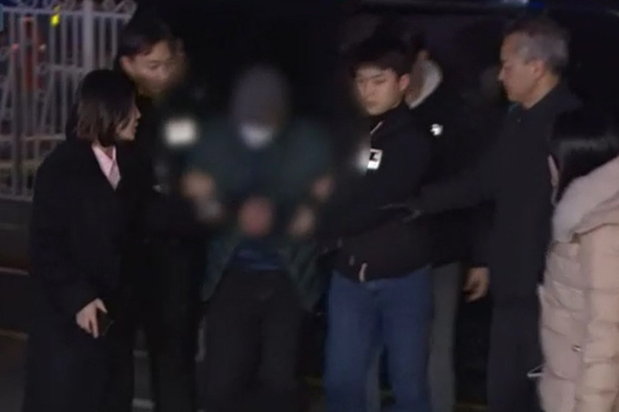  양주와 고양에서 여성 점주들을 살해한 이모 씨가 경찰에 이송되는 모습. (사진=연합뉴스 제공)