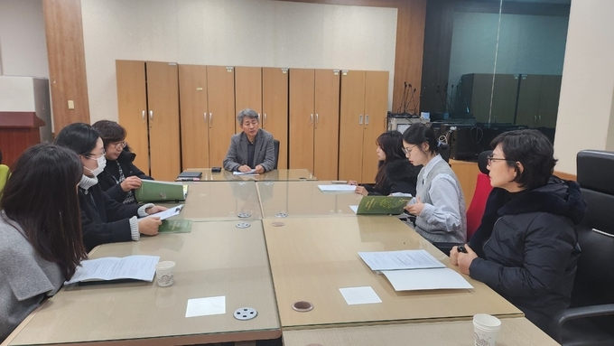 김포시보건소 최문갑 소장이 관내 7개 보건진료소장들과 함께 보건진료소 운영 활성화를 위한 신년회의를 개최하고 있다. 김포보건소제공