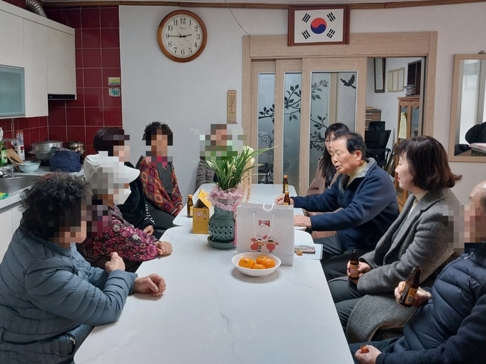 사우동 행정복지센터 김정애 동장(오른쪽 2번째)이 경로당을 찾아 심상훈 노인회 회장과 덕담을 나누고 있다. (사진=행정복지센터 제공) 