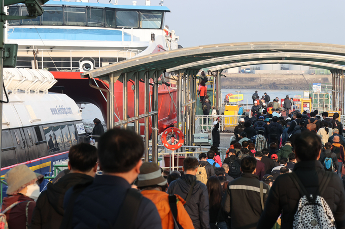 지난해 명절을 맞아 배를 이용해 고항으로 향하고 있는 귀성객들 모습. ( 사진 = 옹진군 제공 )