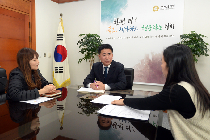오산시의회 성길용 의장이 협동조합형 민간임대주택 사업 등 문제점에 대해 관련 부서와 간담회를 가지고 각별한 주의를 당부했다. (사진=오산시의회 제공)