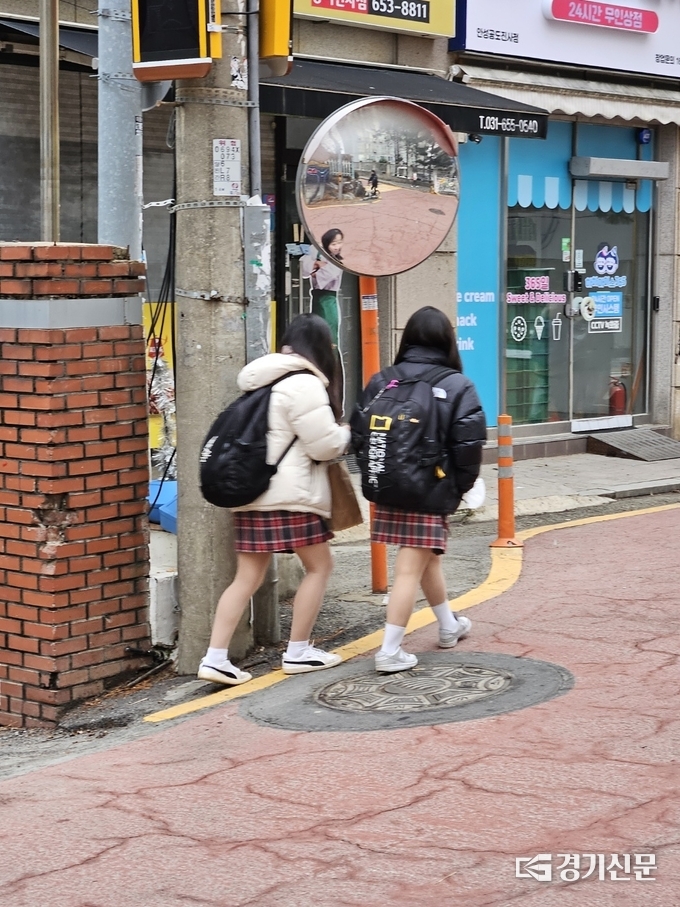양진초등학교에 등교하는 학생들. (사진=정성우 기자)