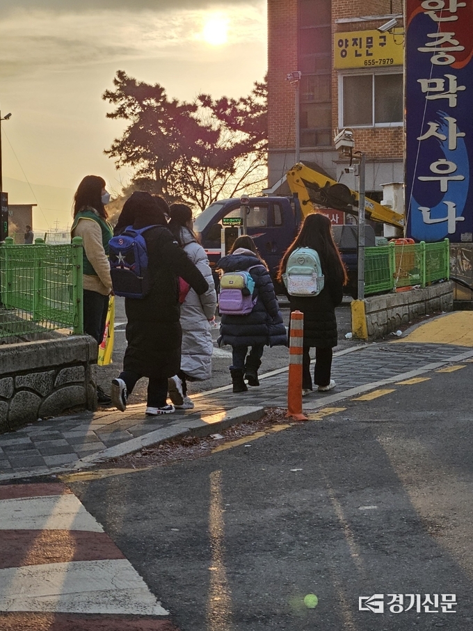 좁은 도로위를 지나는 학생들(사진=정성우 기자)