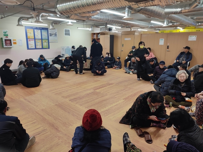 지난 5일 오후 북한의 해안포 사격에 연평도 주민들이 대피소로 긴급 대피했다. ( 사진 = 옹진군 제공 )