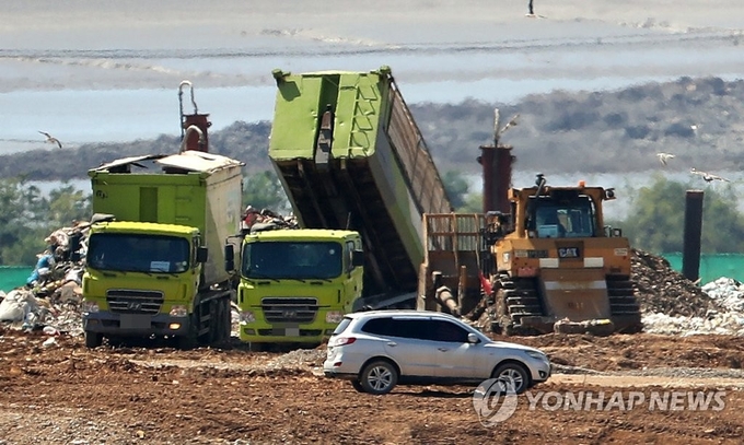 인천 서구 수도권매립지 3매립장에서 생활쓰레기 매립 작업이 진행되고 있다. ( 사진 = 연합뉴스 제공 ) 