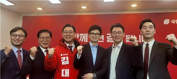 국민의힘 경기도당 신년인사회에서 경기도에 출사표를 던진 대통령실 출신 예비 후보들이 한동훈 비대위원장과 기념촬영을 하고 있다. (사진=김대남 예비후보 측 제공)<br>
