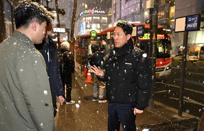 6일 오후 오세훈 서울시장이 퇴근길 혼잡으로 시가 긴급 대책을 마련해 운영 중인 ‘명동입구 광역버스 정류소’를 찾아 현장을 점검하고 있다. (사진=서울시 제공)
