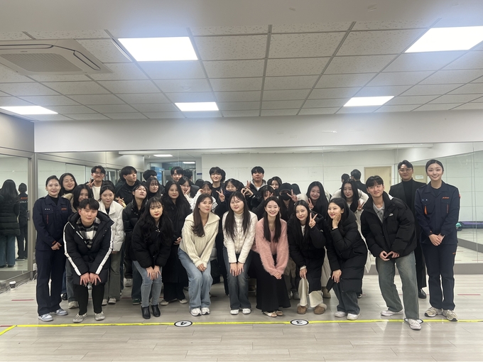 오산대학교 항공서비스과가 제주항공 객실승무원 체험교육을 실시하고 있다. (사진=오산대학교 제공)