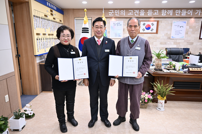 대한적십자 양평 제일봉사회 회장 이인순(왼쪽)씨와 양평읍 노인회 분회장 조찬희(오른쪽)씨가 1일 명예군수로 위촉됐다. (사진=양평군 제공)