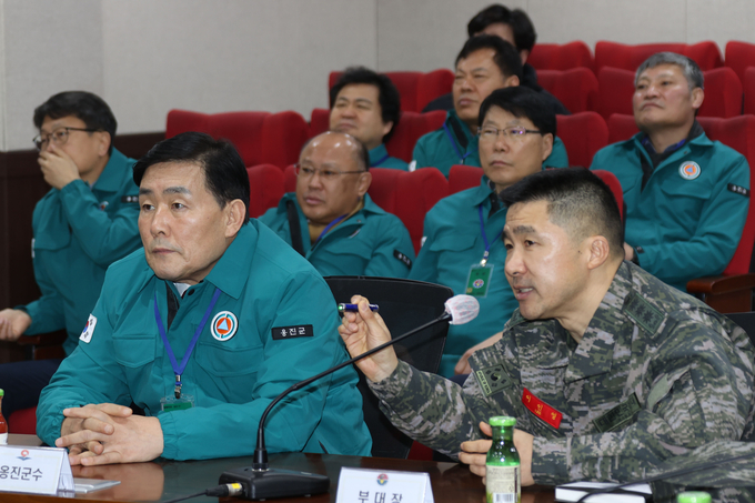 문경복 옹진군수는 8일 연평면을 방문해 주민 대피소와 해병대 연평부대 등을 방문해 안보태세를 점검하고 있다. ( 사진 = 옹진군 제공 ) 