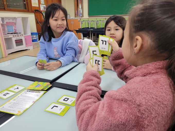 경기도 한 학교에서 다문화 학생들이 카드놀이를 통해 한글을 학습하고 있다. (사진=경기도교육청 제공)