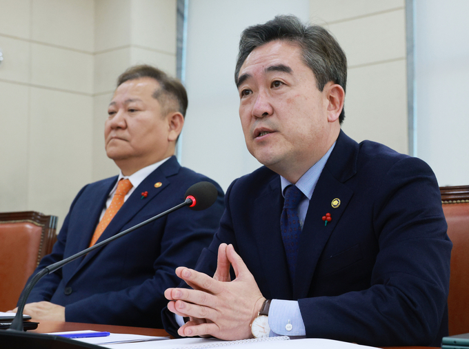  8일 윤희근 경찰청장(오른쪽)이 국회 행정안전위원회 전체회의에 출석해 발언하는 모습. (사진=연합뉴스 제공)