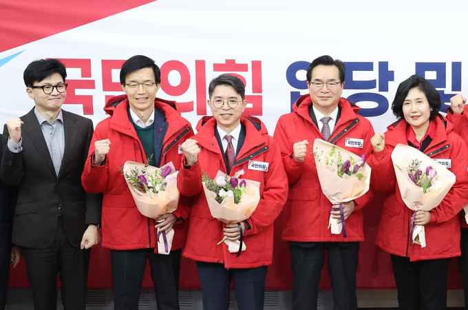 8일 국회에서 열린 국민의힘 입당 및 영입 환영식에서 한동훈 비상대책위원장(맨 왼쪽)으로부터 당 점퍼를 선물받은 전직 장차관들이 나란히 서있다. (왼쪽부터) 방문규 전 산업부 장관, 김완섭 전 기획재정부 차관, 정황근 전 농림부 장관, 이기순 전 여성가족부 차관. (사진=연합뉴스)