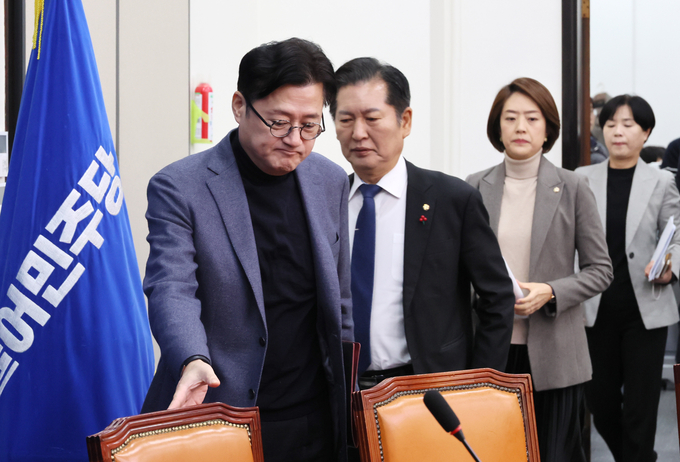 홍익표 더불어민주당 원내대표와 정청래 최고위원 등 지도부가 8일 오전 국회에서 열린 최고위원회의에 참석하고 있다. (사진=연합뉴스)