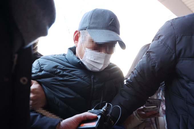  고양시와 양주시에서 여성 점주들을 살해한 이모 씨가 영장실질심사를 받기 위해 법원에 출석한 모습. (사진=연합뉴스 제공)