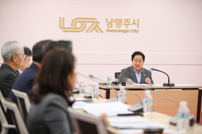 주광덕 남양주시장이 8일 환경국 2024년 주요 업무계획 보고를 받고 있다. (사진=남양주시 제공)