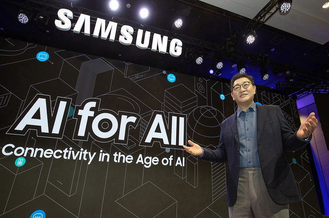  한종희 대표이사 부회장이 '모두를 위한 AI: 일상 속 똑똑한 초연결 경험('AI for All: Connectivity in the Age of AI)'를 주제로 열린 삼성 프레스 컨퍼런스에서 연설을 하고 있는 모습. (사진=삼성전자 제공)