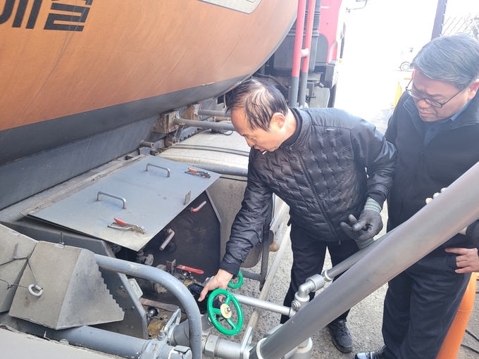 신승호(오른쪽) 김포시 환경국장이 지난 5일 대곶면 소재 KH에너지(주) LPG 충전소에 방문해 탱크로리 이충전 현장을 점검하고 있다. (사진=김포시 제공)