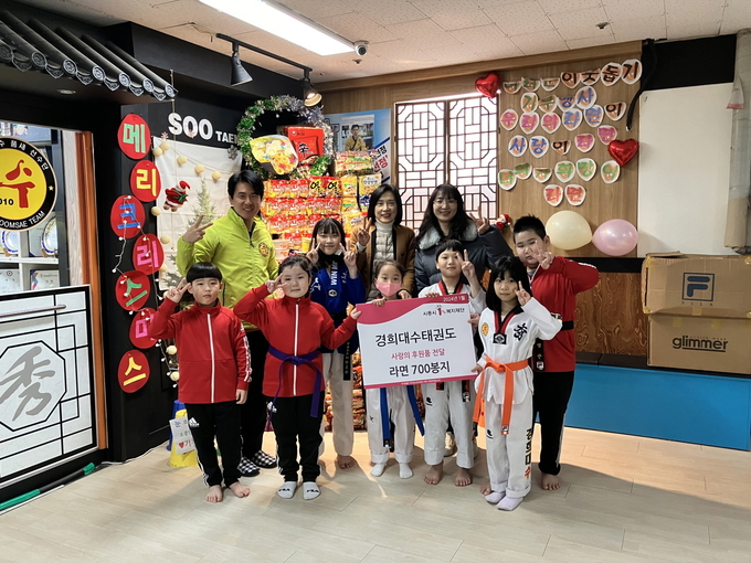 시흥시 월곶동에 소재 경희대 수태권도가 지난 5일 새해를 맞아 도장 아이들의 마음을 모아 마련한 라면 610개를 월곶동 행정복지센터에 후원했다. (사진=시흥시 제공)