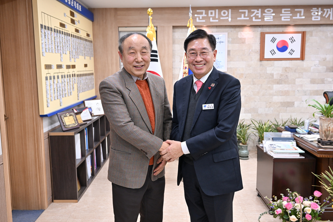 하계훈(왼쪽) 양평군립미술관 명예관장이 전진선 양평군수와 기념촬영을 하고 있다. (사진=양평군 제공)