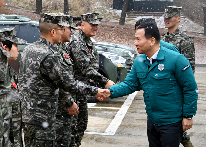 박덕수 행정부시장이 9일 최접경지역 안보점검 및 주민 불안 해소를 위해 옹진군 연평도를 찾아 해병대 연평부대 장병들을 격려하고 있다. ( 사진 = 인천시 제공 )