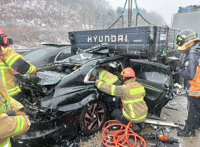  제2중부고속도로에서 다중 추돌사고가 발생해 소방당국이 조치에 나선 모습. (사진=경기도소방재난본부 제공)