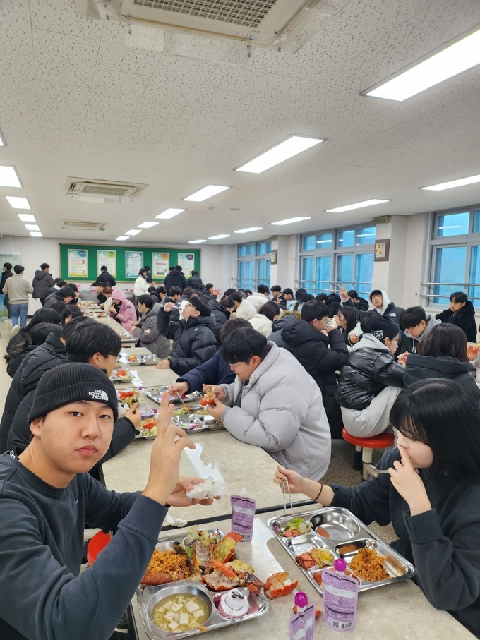 오산정보고등학교가 졸업생들을 위한 로브스터 학교급식을 제공했다. (사진=오산정보고 제공)