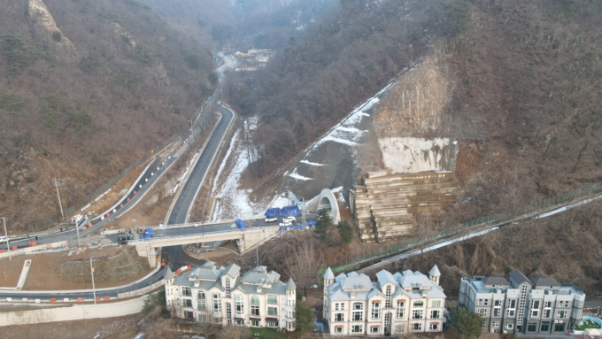 경기도건설본부가 올해 4473억 원 규모의 예산을 투입해 총 51곳에서 국지도 및 지방도 도로건설사업을 추진한다. 사진은 오는 3월 개통 예정인 지방도391호선 양평 야밀고개 선형개량공사 현장 모습. (사진=경기도 제공)