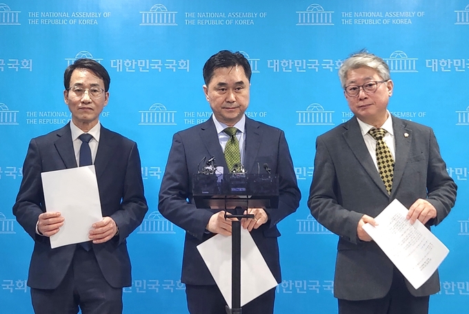 (왼쪽부터) 더불어민주당 혁신계(비명계) 의원모임 ‘원칙과상식’ 이원욱, 김종민, 조응천 의원이 10일 국회 소통관에서 탈당 기자회견을 마친 뒤 취재진의 질문에 답하고 있다. (사진=김한별 기자) 