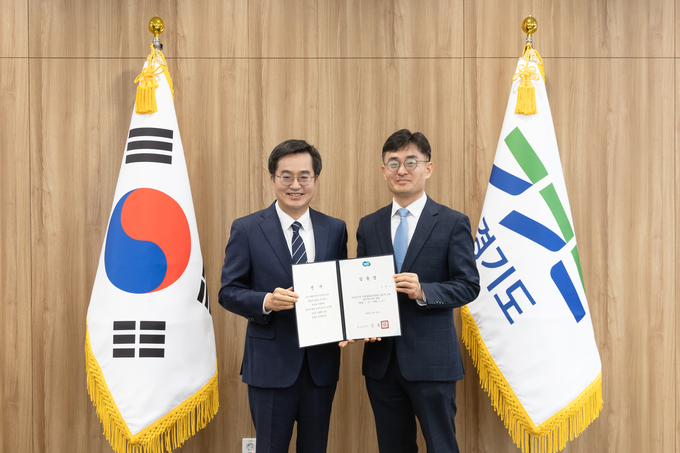 10일 경기도지사 집무실에서 김동연 경기도지사가 김현곤 경제부지사에게 임용장을 수여한 뒤 기념촬영을 하고 있다. (사진=경기도 제공)