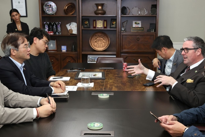 앤드루 그렉슨 노스오렌지카운티 상공회의소장에게 고양 경제자유구역에 대해 소개하고 있는 이동환 고양시장. (사진=고양시 제공)<br>
