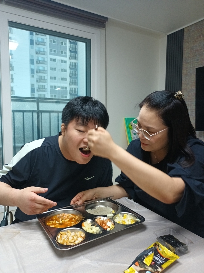 발달장애인 긴급돌봄센터에서 한 이용인이 식사를 하고 있다. ( 사진 = 인천시 제공 )