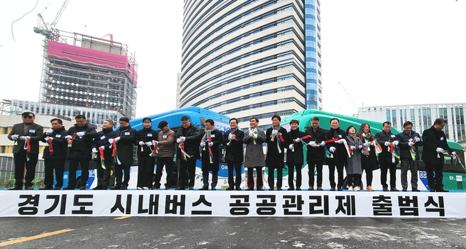 10일 경기도청 야외주차장에서 열린 시내버스 공공관리제 출범식에서 김동연 경기도지사, 염종현 경기도의회 의장, 조용익 경기도시장군수협의회 부회장, 김기성 경기도버스운송사업조합 이사장, 이기천 경기도버스노동조합협의회 의장 등 참석자들이 기념촬영을 하고 있다. (사진=이유림 기자)