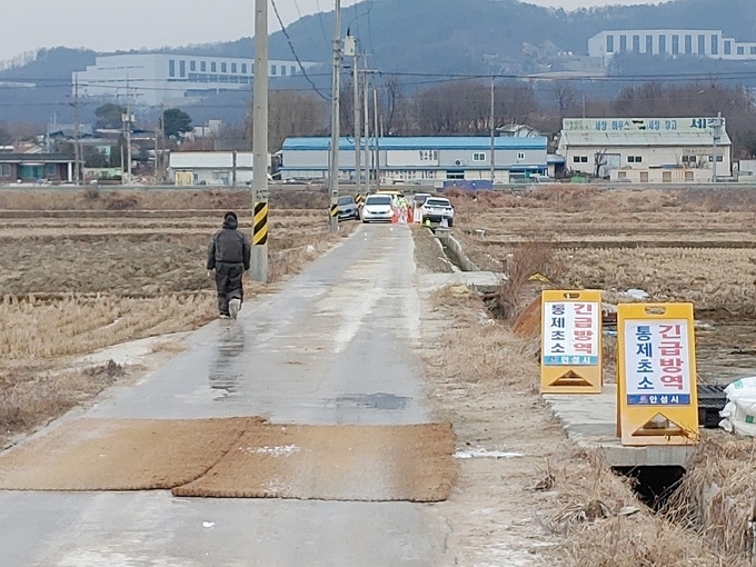 지난 8일 안성시 산란계 농장에서 고병원성 조류인플루엔자(AI)가 발생해 경기도가 확산을 막기 위한 총력 대응에 나섰다. 사진은 긴급방역을 진행하는 모습. (사진=경기도 제공)