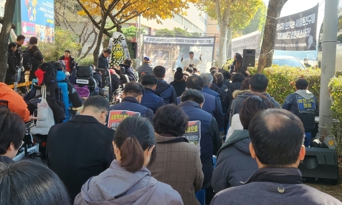지난해 11월 인천 연수구 해당 장애인지원기관 앞에서 故김경현 사회복지사 추모미사가 열리고 있다. ( 사진 = 박지현 기자 )