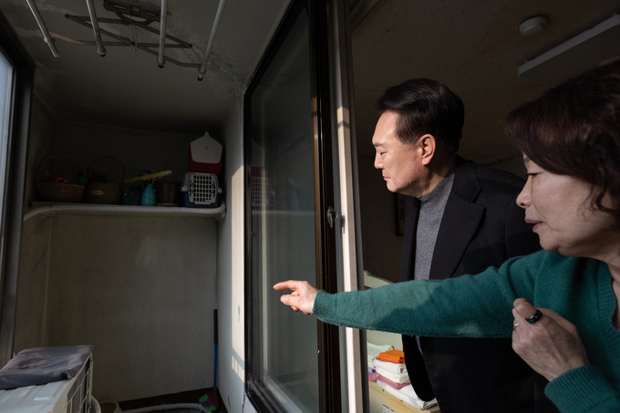 윤석열 대통령이 10일 경기 고양시 일산동구 백송마을 5단지 아파트의 한 집을 방문해 주민과 함께 천장과 벽체의 균열 상태를 살피고 있다. (사진=연합뉴스)