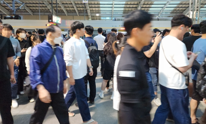 인천 원인재역에 가득찬 시민들 모습. ( 사진 = 박지현 기자 ) 