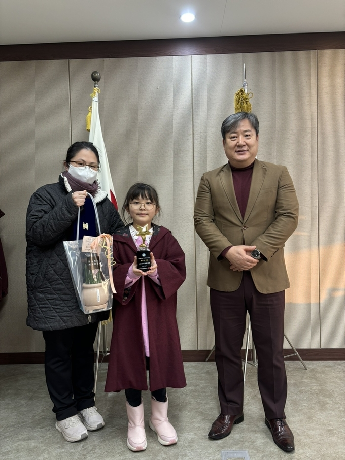 10일 경기평생교육학습관에서 독서로그린 북가든에서 시상한 최우수 가족이 관계자와 함께 기념사진을 찍고 있다. (사진=경기평생교육학습관 제공)