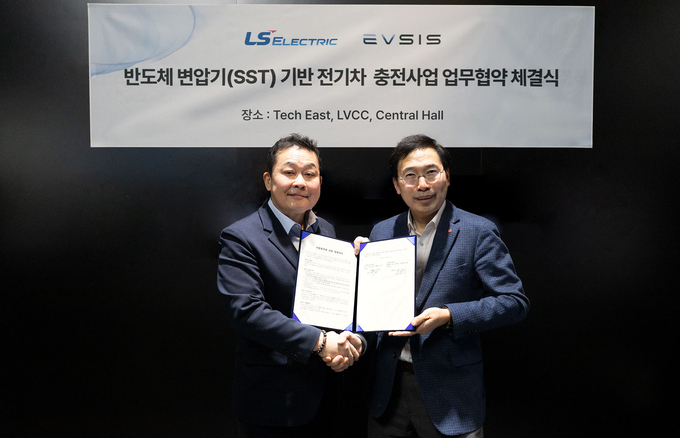 (왼쪽부터) 김종우 LS일렉트릭 사장, 오영식 EVSIS 대표이사. (사진=롯데정보통신 제공)