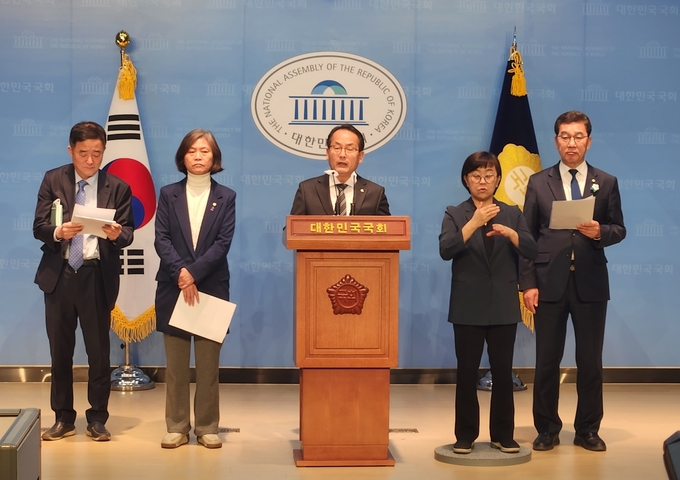 더불어민주당 소속 국회의원 129명은 11일 공동입장문을 통해 이낙연 전 당대표의 탈당 의사 철회를 강력 촉구했다. 사진은 이날 국회소통관에서 해당 입장문을 발표하는 민주당 국회의원들의 모습. (사진=김한별 기자) 