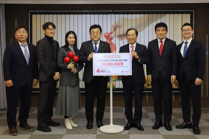 한국기자협회가 사회복지공동모금회 방문해 이웃사랑 성금을 기부했다. (사진=한국기자협회 제공)